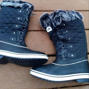 NIB never worn women's 8 snow boots waterproof and insulated